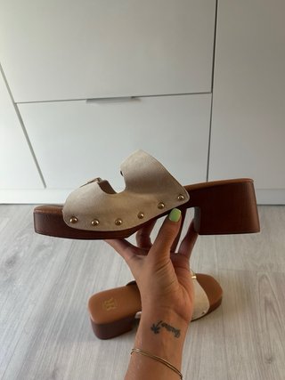 Sandalias plataforma beige con hebillas doradas