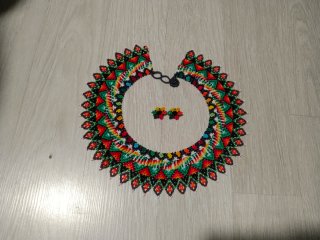 Collar y pendientes Okama