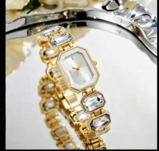 Reloj de mujer dorado con pedrería