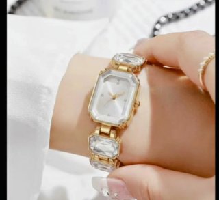 Reloj de mujer dorado con pedrería