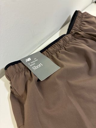 Bermudas New Balance Marrón y Negro