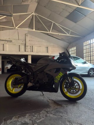 Honda CBR600RR Negra y Amarilla