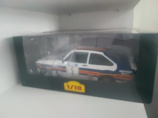 Coche a escala 1/18