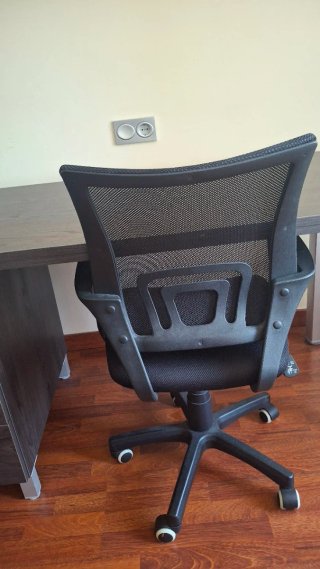 Escritorio, armario a juego y silla
