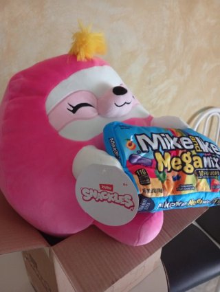 Peluche Sloth Rosa con Dulces Mike and Ike