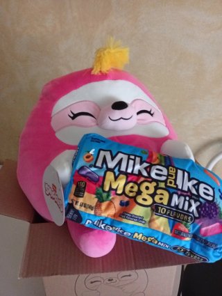 Peluche Sloth Rosa con Dulces Mike and Ike