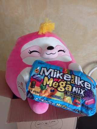 Peluche Sloth Rosa con Dulces Mike and Ike
