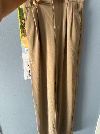 Pantalón beige Stradivarius