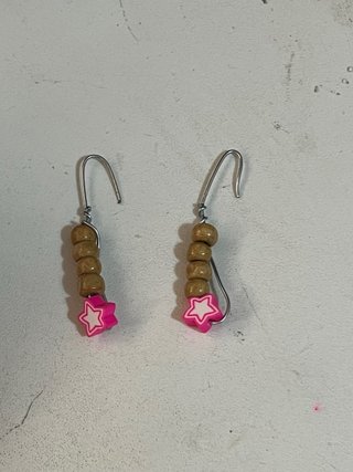 Pendientes con estrella rosa y bolitas de madera