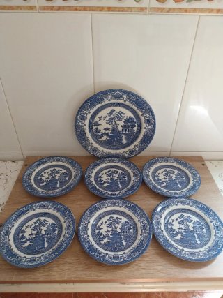 Juego de 7 Platos Ironstone Azul y Blanco.
