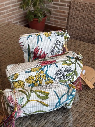 Pack bolso viaje y neceseres estampado floral