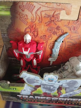 Transformers Rise of the Beasts Arcee y Silverfang
