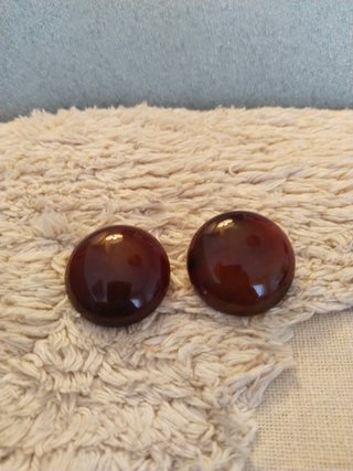 Pendientes botón nacarados marrón caramelo