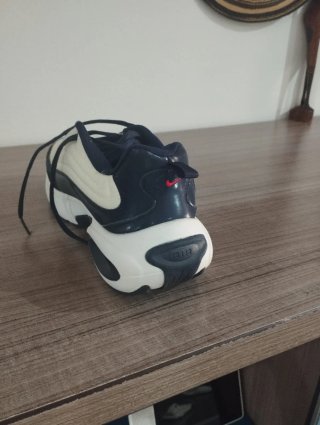 Zapatillas deportivas negras y blancas