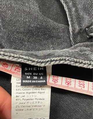 Pantalones vaqueros grises rasgados