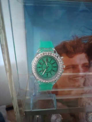 Reloj Geneva Mujer Verde con Bisel Brillante