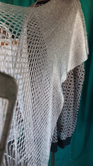 Poncho plateado con flecos Talla Única