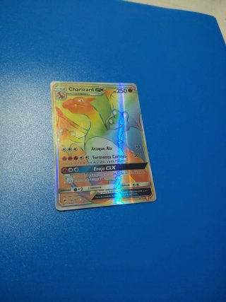 Carta Charizard arcoiris en buen estado