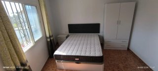 Dormitorio completo: Cama, mesita y armario