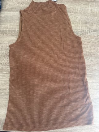 Top sin mangas cuello alto acanalado