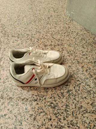 Zapatillas deportivas beige y blancas