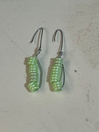 Pendientes con cuentas tubulares verdes