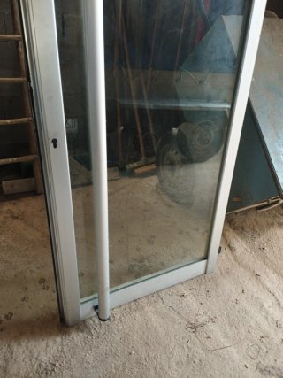 Puerta principal de cristal y aluminio