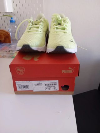 Zapatillas Puma grises y blancas