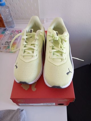 Zapatillas Puma grises y blancas