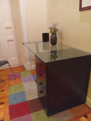 Escritorio cristal y cajonera negra