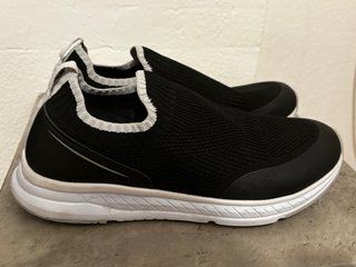 Zapatos negros y blancos sin cordones