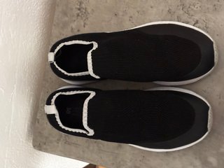 Zapatos negros y blancos sin cordones