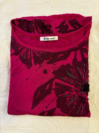 Bitter Sweet Camiseta fucsia flor bordada pedrería