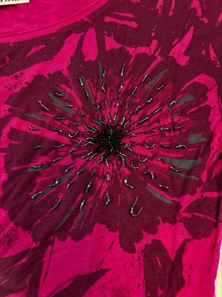 Bitter Sweet Camiseta fucsia flor bordada pedrería