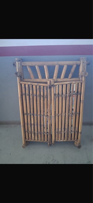Espejo de bambú con puertas
