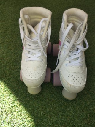 Patines blancos con ruedas moradas niña