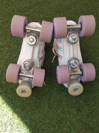 Patines blancos con ruedas moradas niña