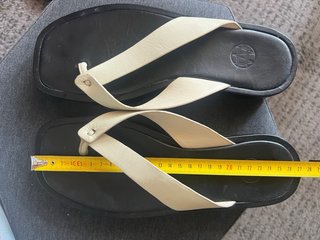 Sandalias de piel negras y beige