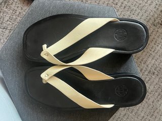 Sandalias de piel negras y beige