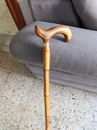 Bastón de madera con mango curvo