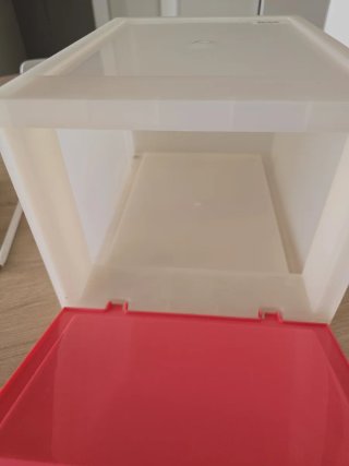 Caja de almacenaje rosa y blanca