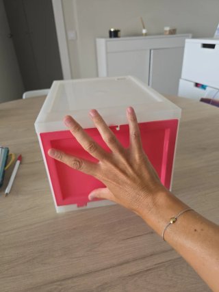Caja de almacenaje rosa y blanca