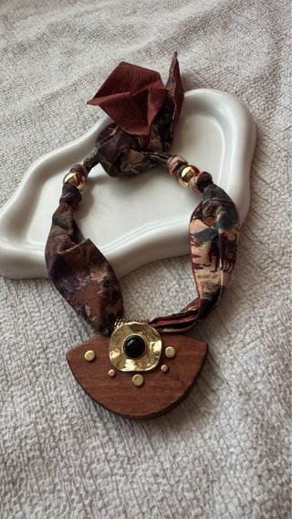 Collana foulard con pendente legno