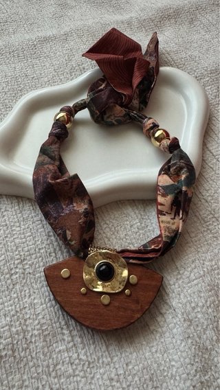 Collana foulard con pendente legno