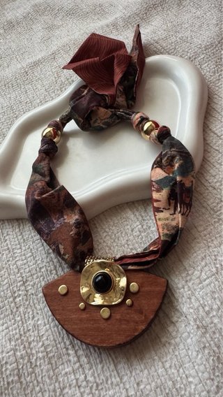 Collana foulard con pendente legno