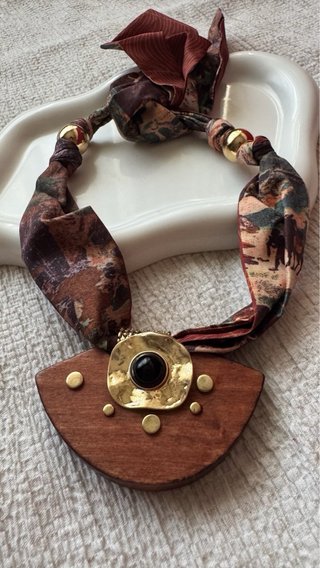 Collana foulard con pendente legno