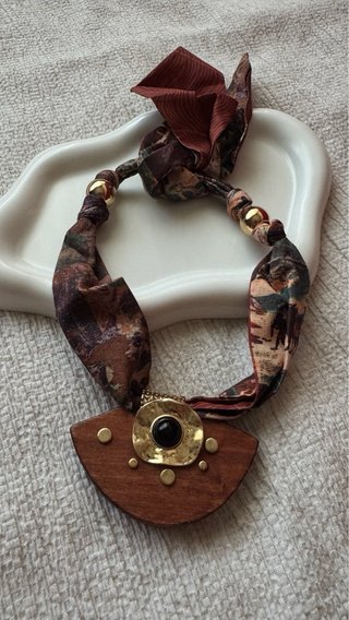 Collana foulard con pendente legno
