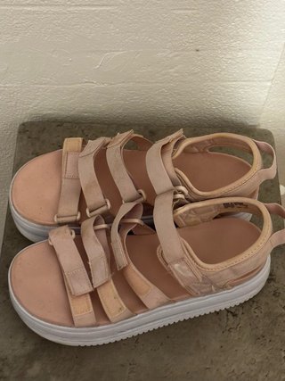 Sandalias Nike rosas y blancas