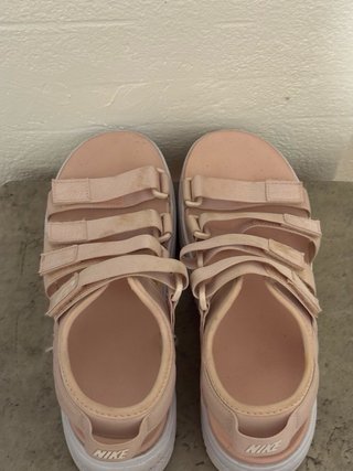 Sandalias Nike rosas y blancas