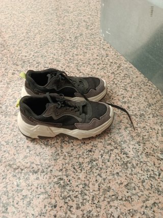 Zapatillas deportivas negras y grises